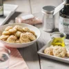 Pikante Parmesan-Oliven-Plätzchen mit italienischen Kräutern der Toskana