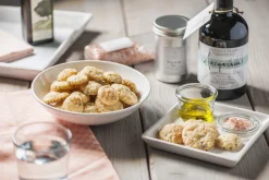 Pikante Parmesan-Oliven-Plätzchen mit italienischen Kräutern der Toskana