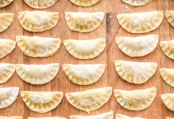 Ravioli mit Möhren-Cashew-Füllung an Rieslingschaum