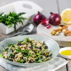 Reissalat mit Sauerkirschen und Nüssen